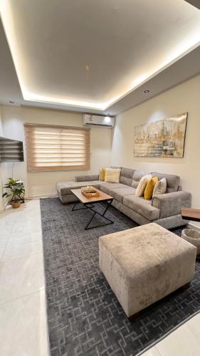 Chic 3-BR Tala Almajd Villas in upscale district Alnahdah Family only 