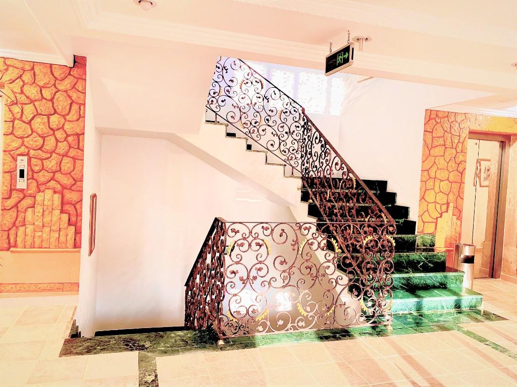 Rotana Hotel - image 5