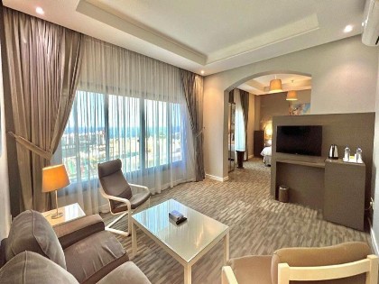 Loren Suites Corniche - image 1