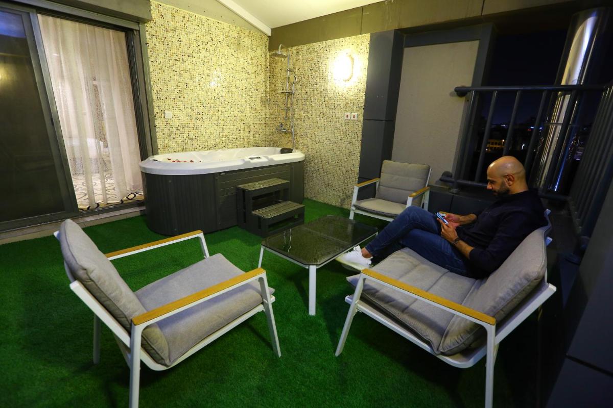 Lotaz Hotel Suites - Al Salamah - image 4