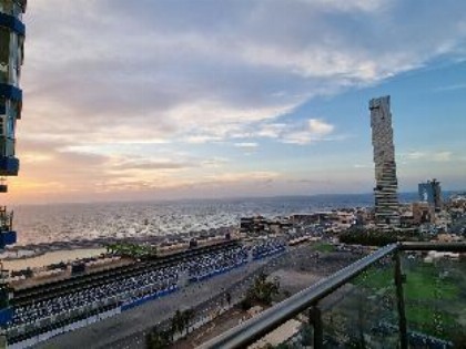 Apartment overlooking the sea and the FormulaTower - image 10
