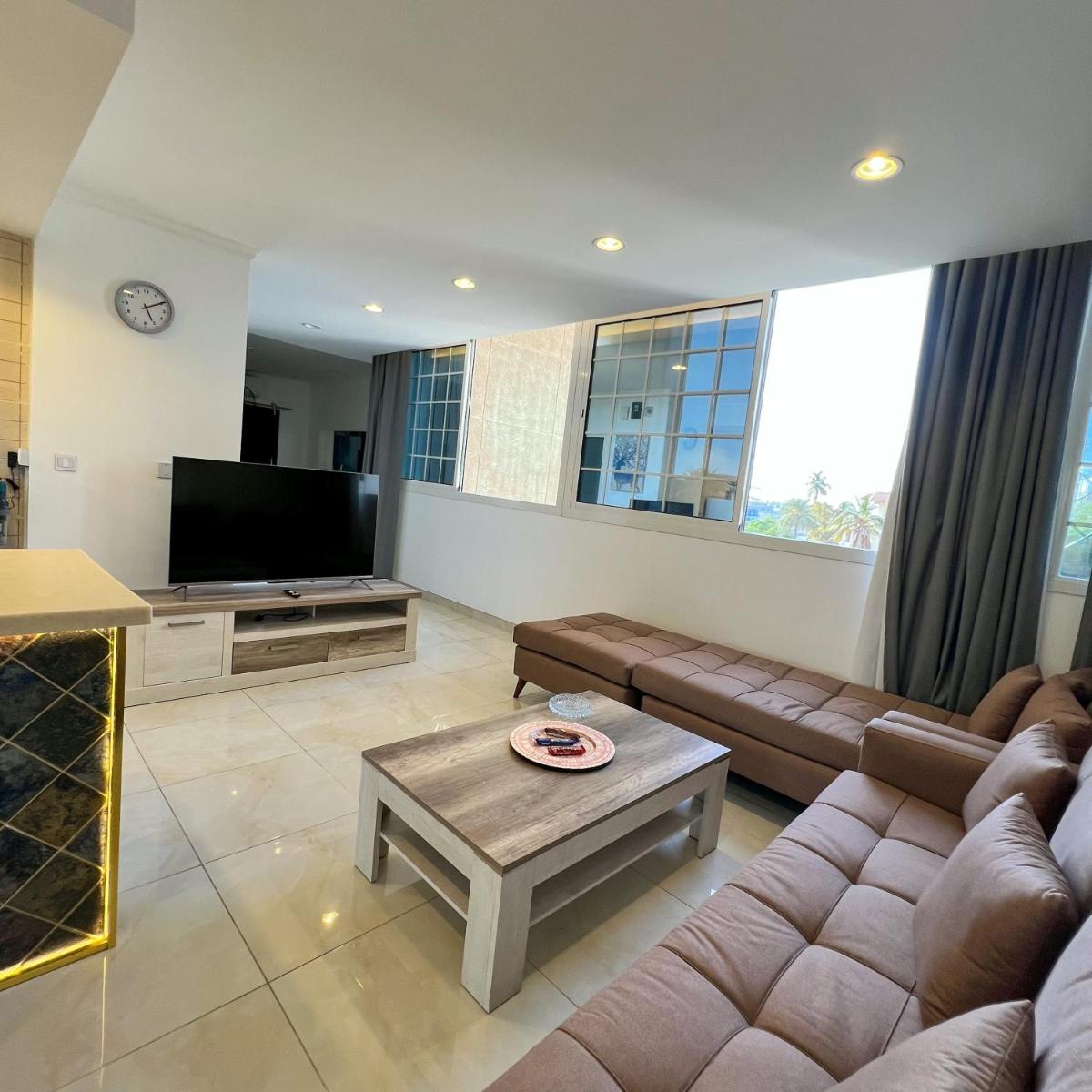 Urban Luxury Apartment - image 2