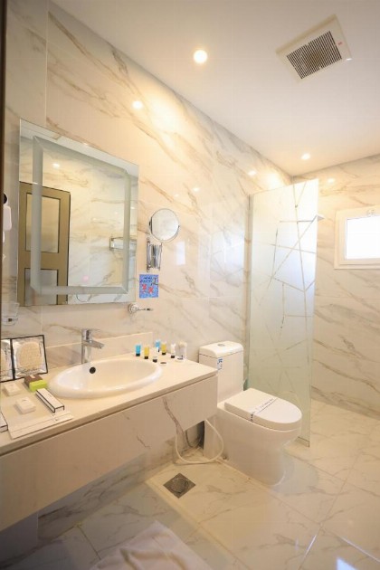 Red Fall Hotel - image 13