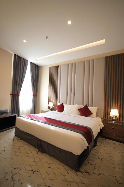 Red Fall Hotel - image 5