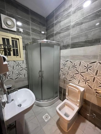 شقة في حي الروضة وسط مدينة جدة. - image 2