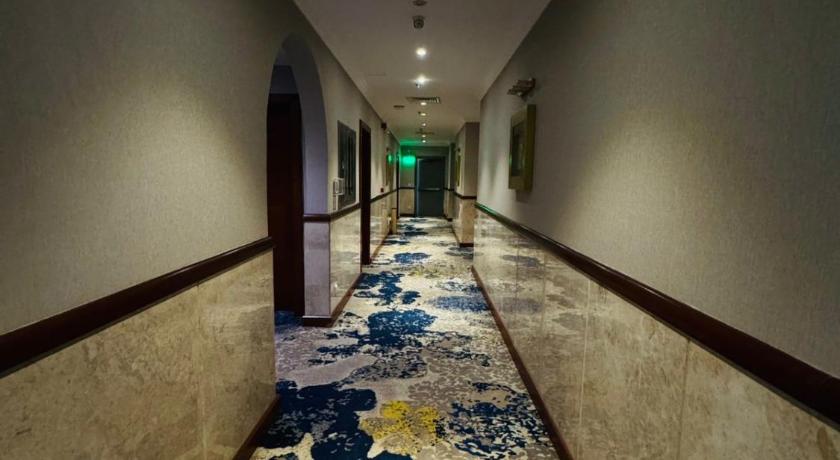 Quiet Shatea Jeddah Hotel - image 6