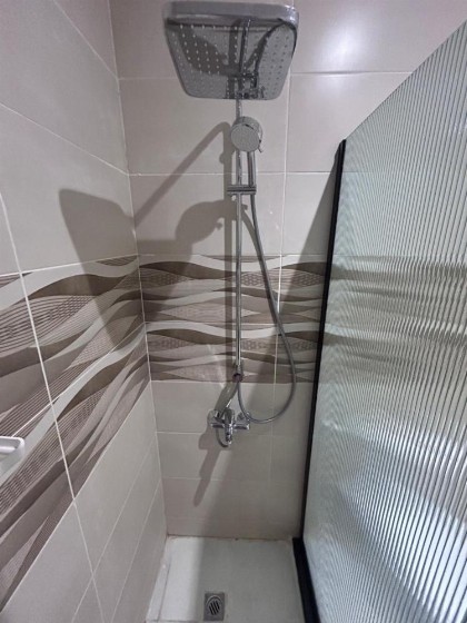 شقة اربع غرف نوم بصالة أنيقة - image 19