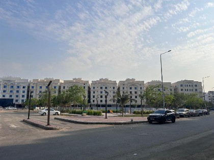 شقة اربع غرف نوم بصالة أنيقة - image 3