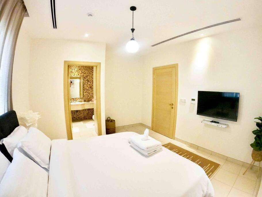Elegant 4 Beds W/Partial SeaView - image 5