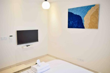 Elegant 4 Beds W/Partial SeaView - image 6