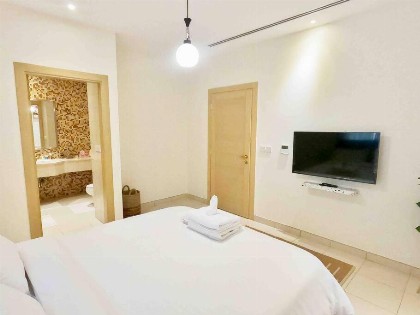 Elegant 4 Beds W/Partial SeaView - image 7