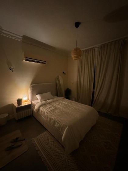 غرفه وصالة صغيره مع بلكونه بدخول ذكي - image 3
