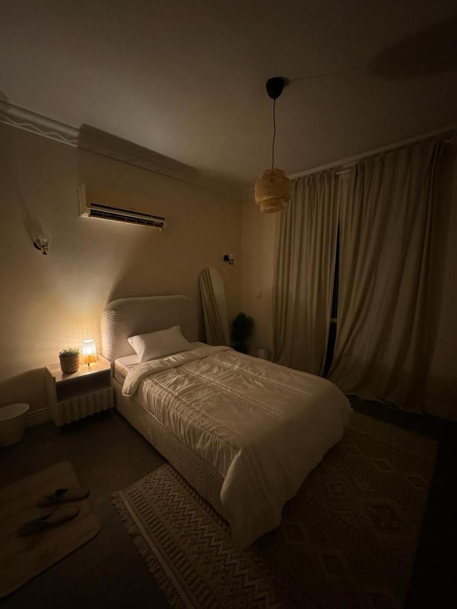 غرفه وصالة صغيره مع بلكونه بدخول ذكي - image 3