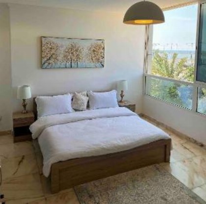 Luxurious Apartment Sea View شقة فارهة على البحر - image 1