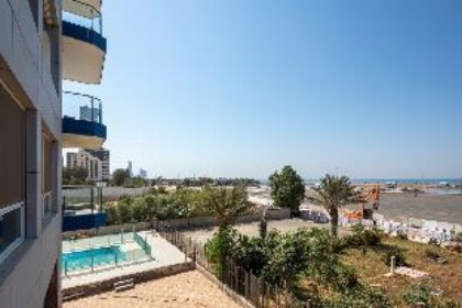 Luxurious Apartment Sea View شقة فارهة على البحر - image 18