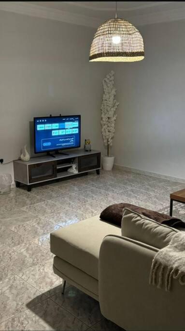 شقة بصالة جلوس وغرفة نوم - image 6
