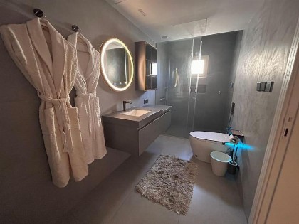 Stylish Apartment Prime Location - image 5