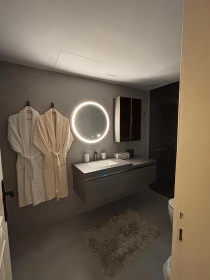 Stylish Apartment Prime Location - image 8