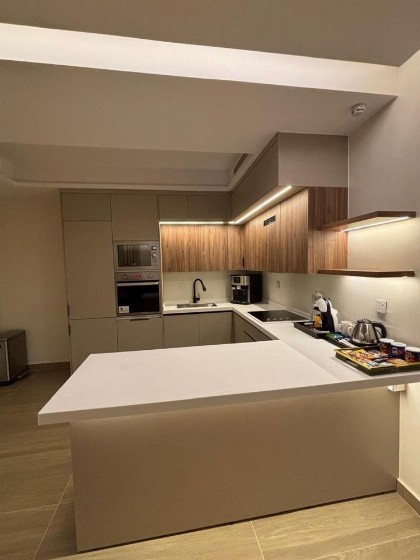 Stylish Apartment Prime Location - image 9