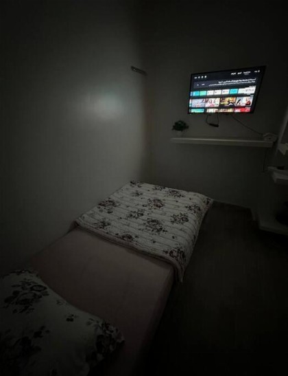 غرفة صغيرة مفردة مع حمام خارجي دخول ذاتي - image 14