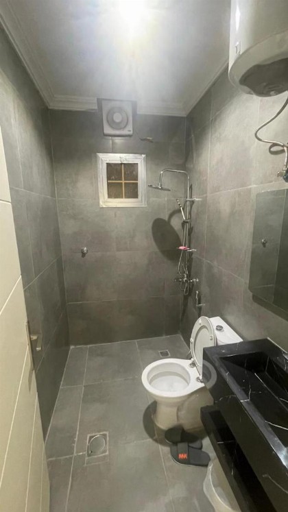 شقة مودرن بغرفتي نوم وصالة ومطبخ ودورتين مياه - image 4