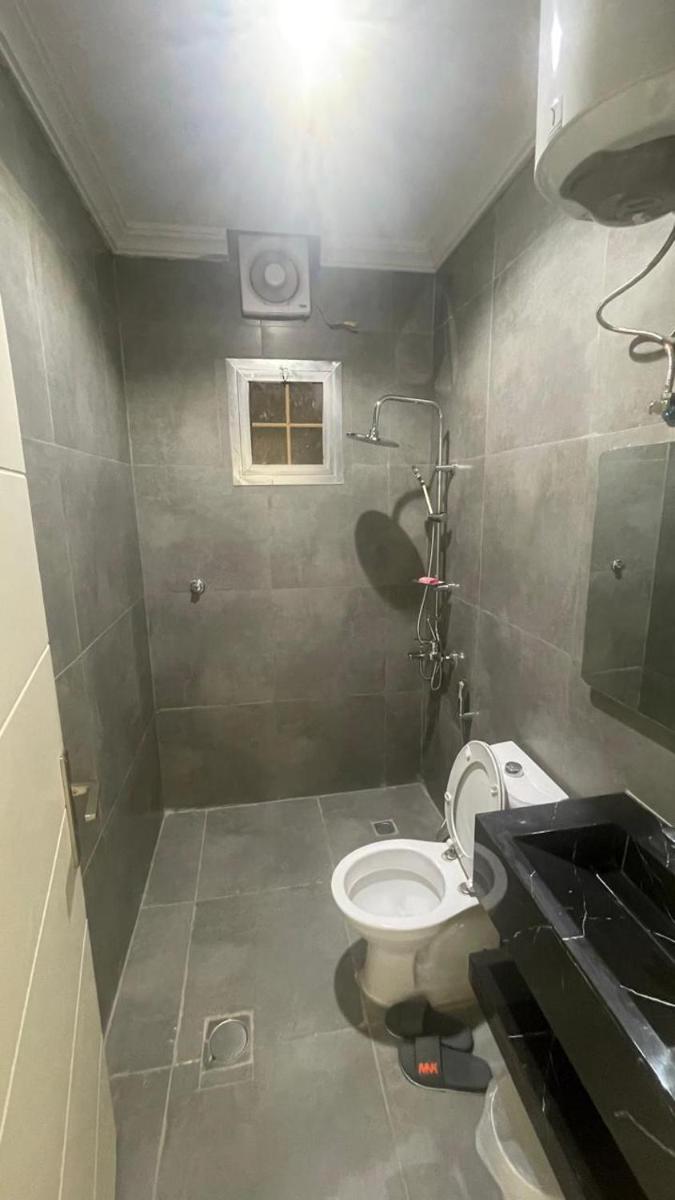 شقة مودرن بغرفتي نوم وصالة ومطبخ ودورتين مياه - image 4