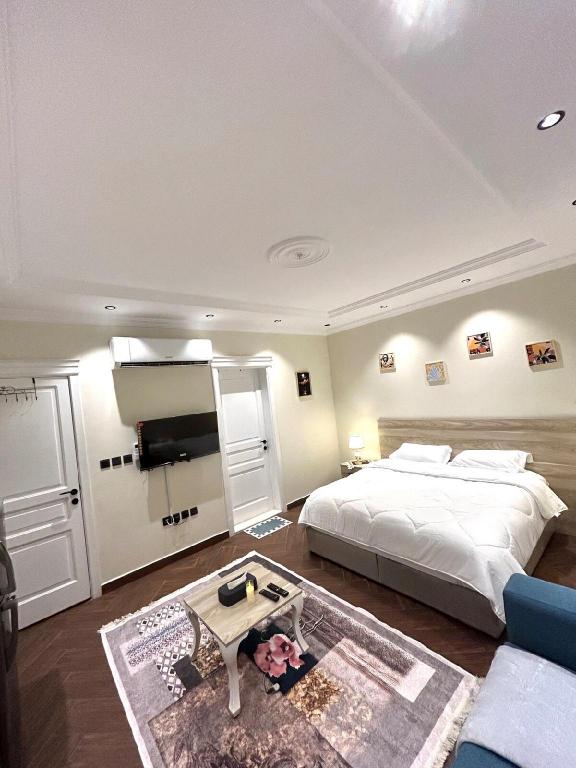 Double bed with hotel VIP - image 2