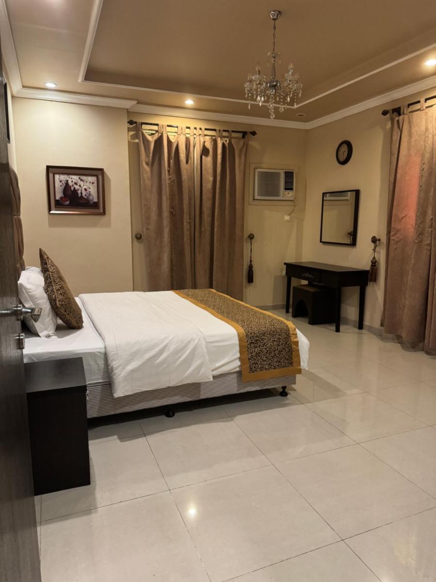 غرفة وصالة ومطبخ ودورة مياة - main image