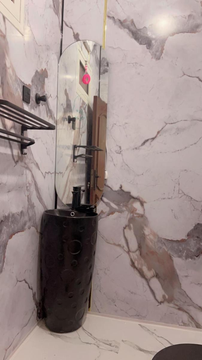 شقه غرفتين نوم ومطبخ صغير وحمام - image 3